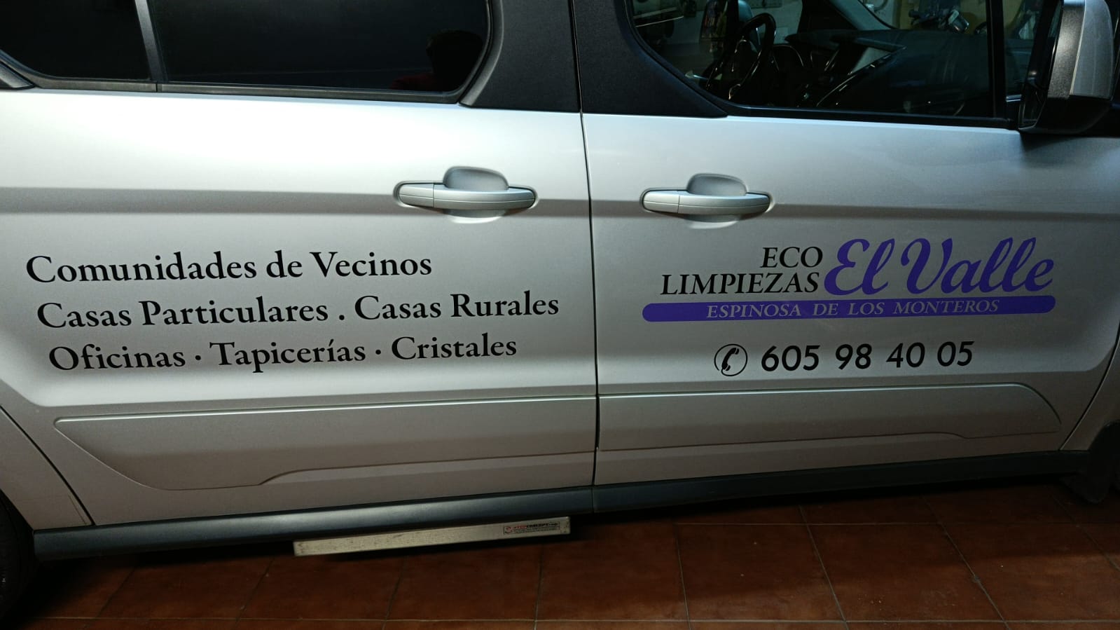 Vehículo profesional Limpiezas El Valle con servicios