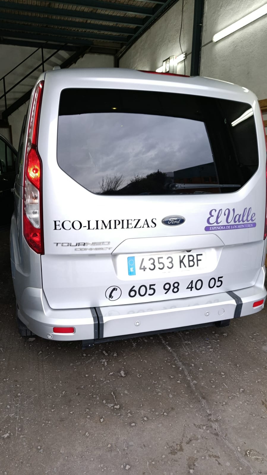 Furgoneta profesional Limpiezas El Valle